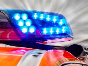 Nahaufnahme eines eingeschalteten Blaulichts auf einem Einsatzfahrzeug